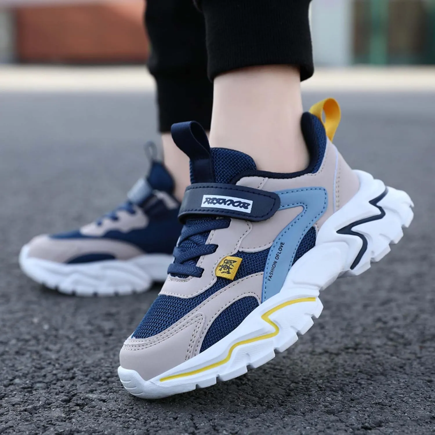Boys Girls Basketball Shoes Breathable Sneakers Non-slip Training Running Shoes Comfortable Soft Bottom Sports Casual Tennis Badminton Shoes Outdoor Casual Walking Shoes