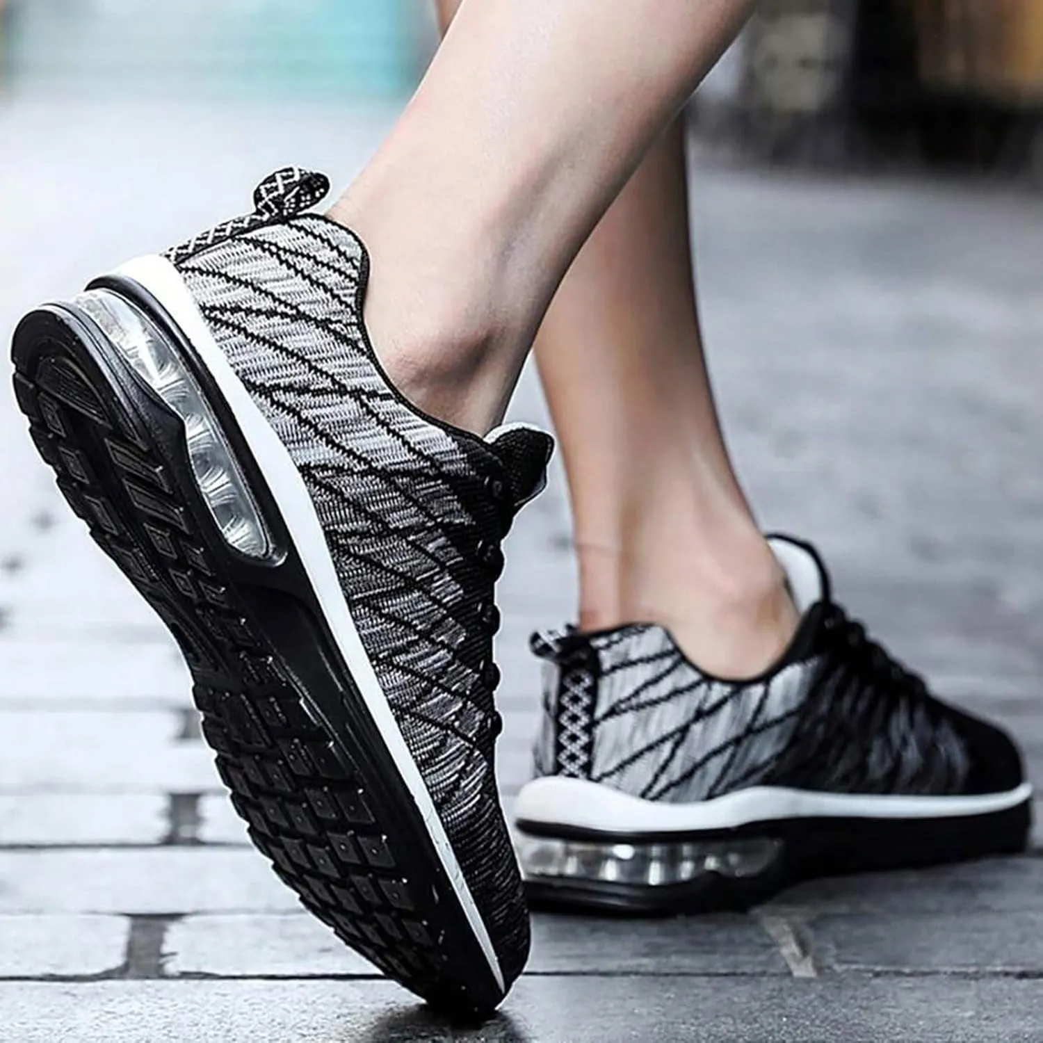 Boys' Low Top Mesh Breathable Outdoor Sports Shoes Running Shoes Walking Tennis Gym Workout Athletic Fashion Sneakers Non Slip Lightweight Comfortable