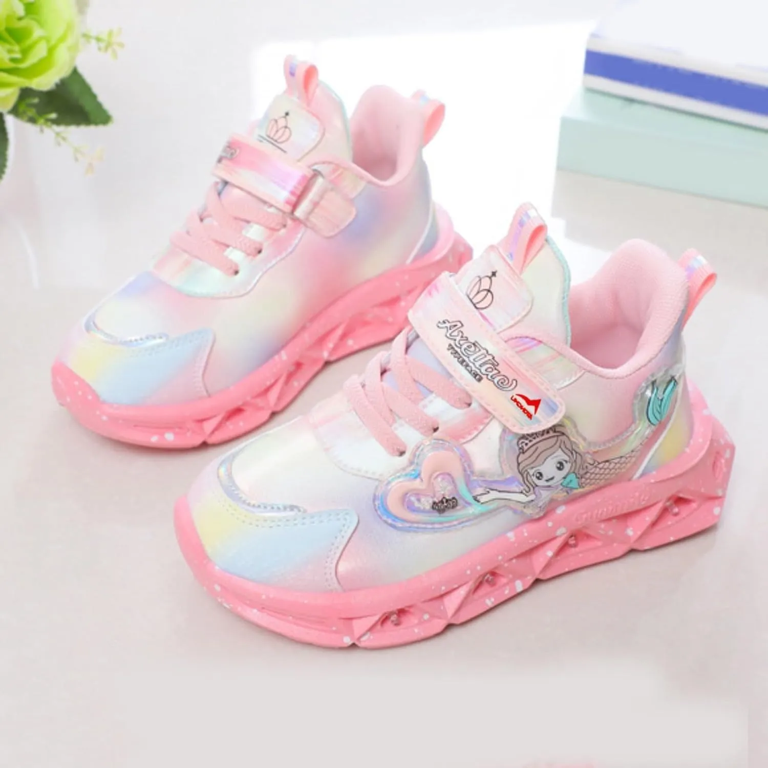 Girls Sneakers Toddler Sneakers Walking Shoes Boys Girls Light Up Tennis Shoes Lightweight Brethable Slip On Sneakers