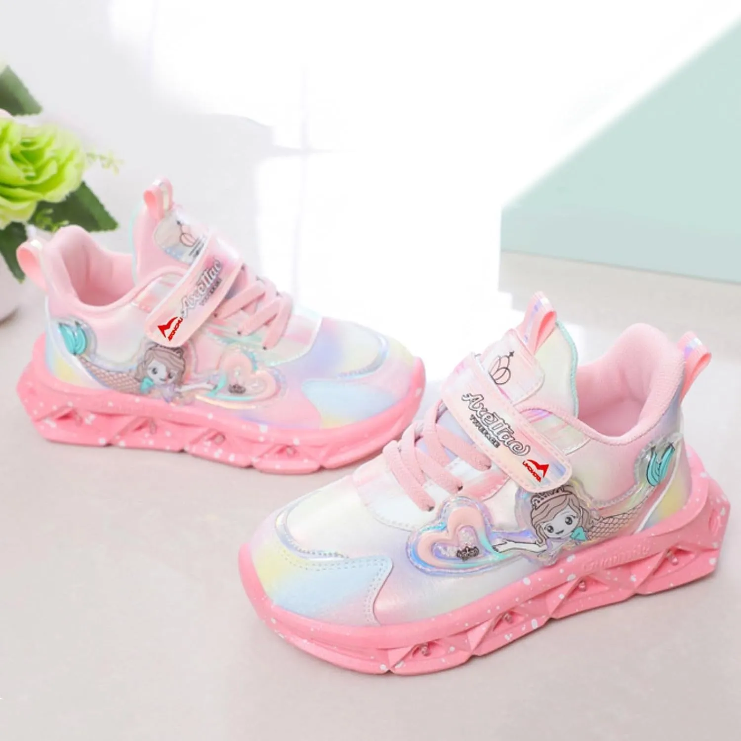 Girls Sneakers Toddler Sneakers Walking Shoes Boys Girls Light Up Tennis Shoes Lightweight Brethable Slip On Sneakers