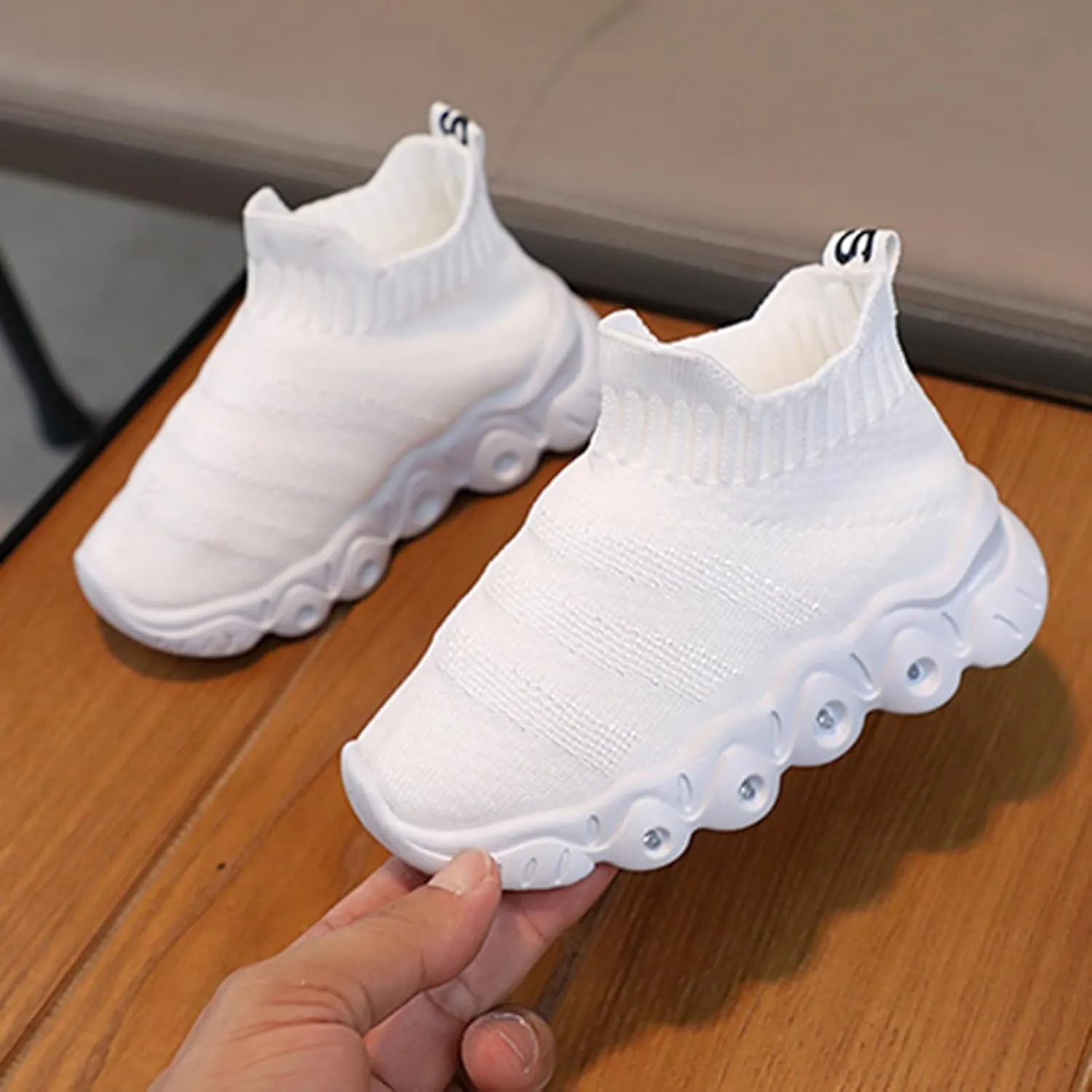 IWIHMIV Light Up Shoes Boys Girls Lightweight Breathable Soft Soled Sneakers Athletic Tennis Shoes for Running Walking